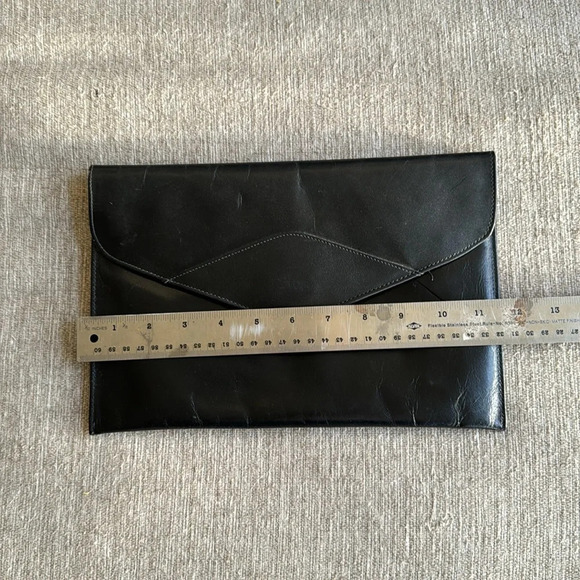Vintage black leather envelope style clutch bag by Philippe - Picture 5 of 6